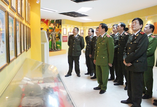 Đoàn đại biểu thăm quan Bảo tàng truyền thống của Học viện CSND